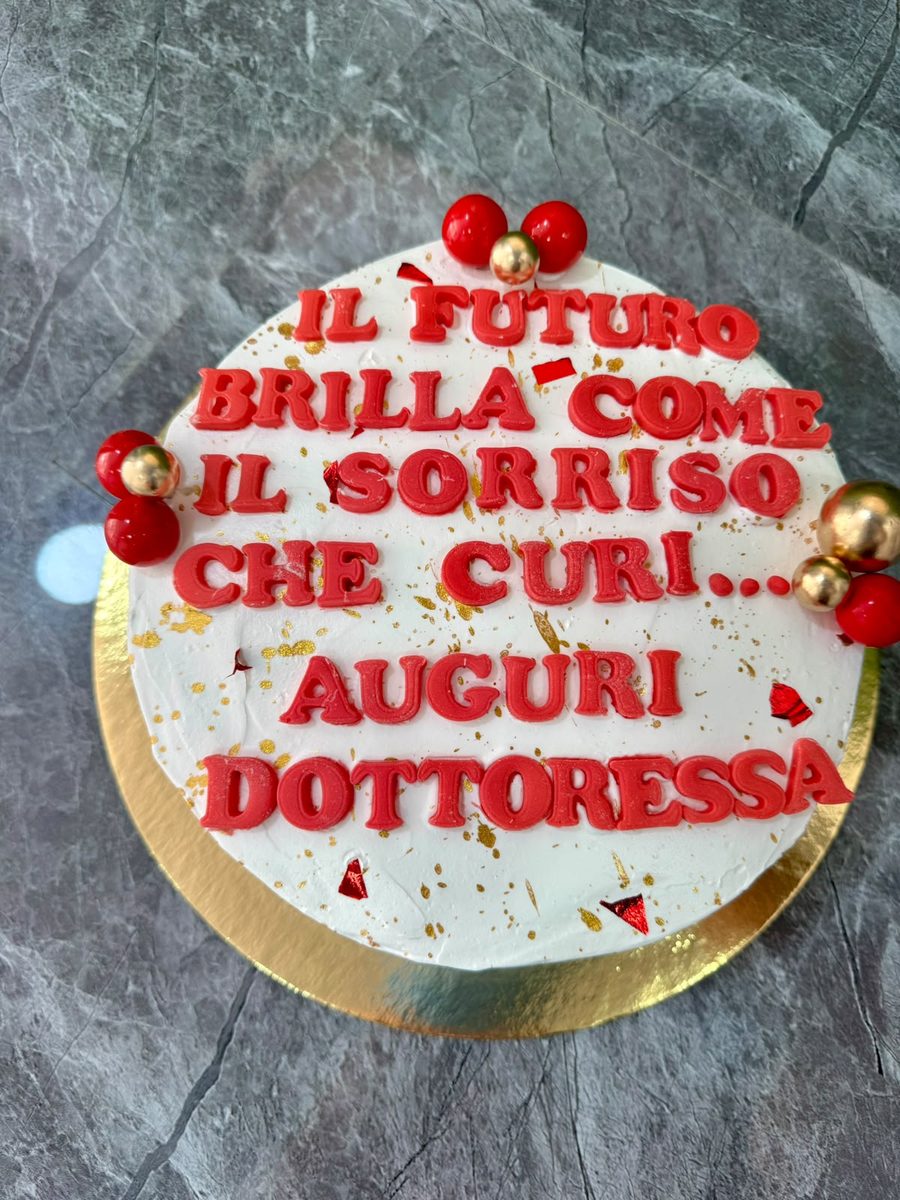 Torta di laurea Auguri Dottoressa rossa e oro