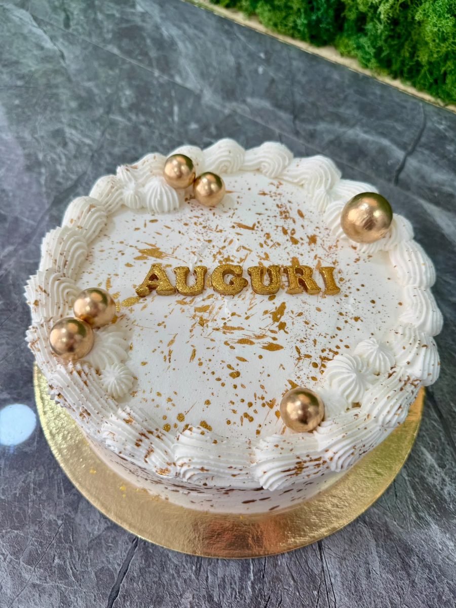 Torta Auguri bianca con sfere dorate