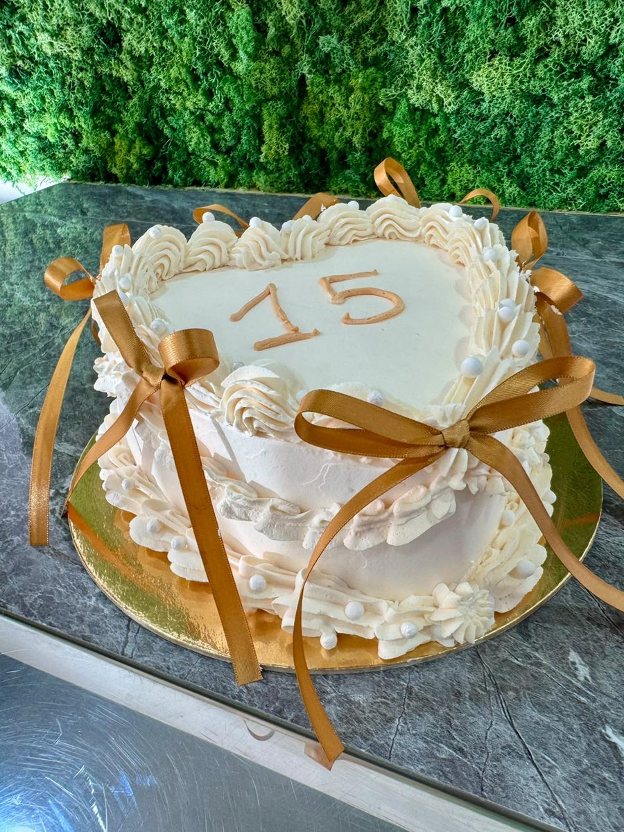 Torta a cuore 15 con fiocchi dorati