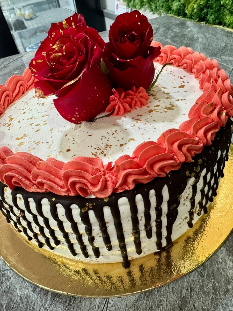 Torta drip al cioccolato con rose rosse