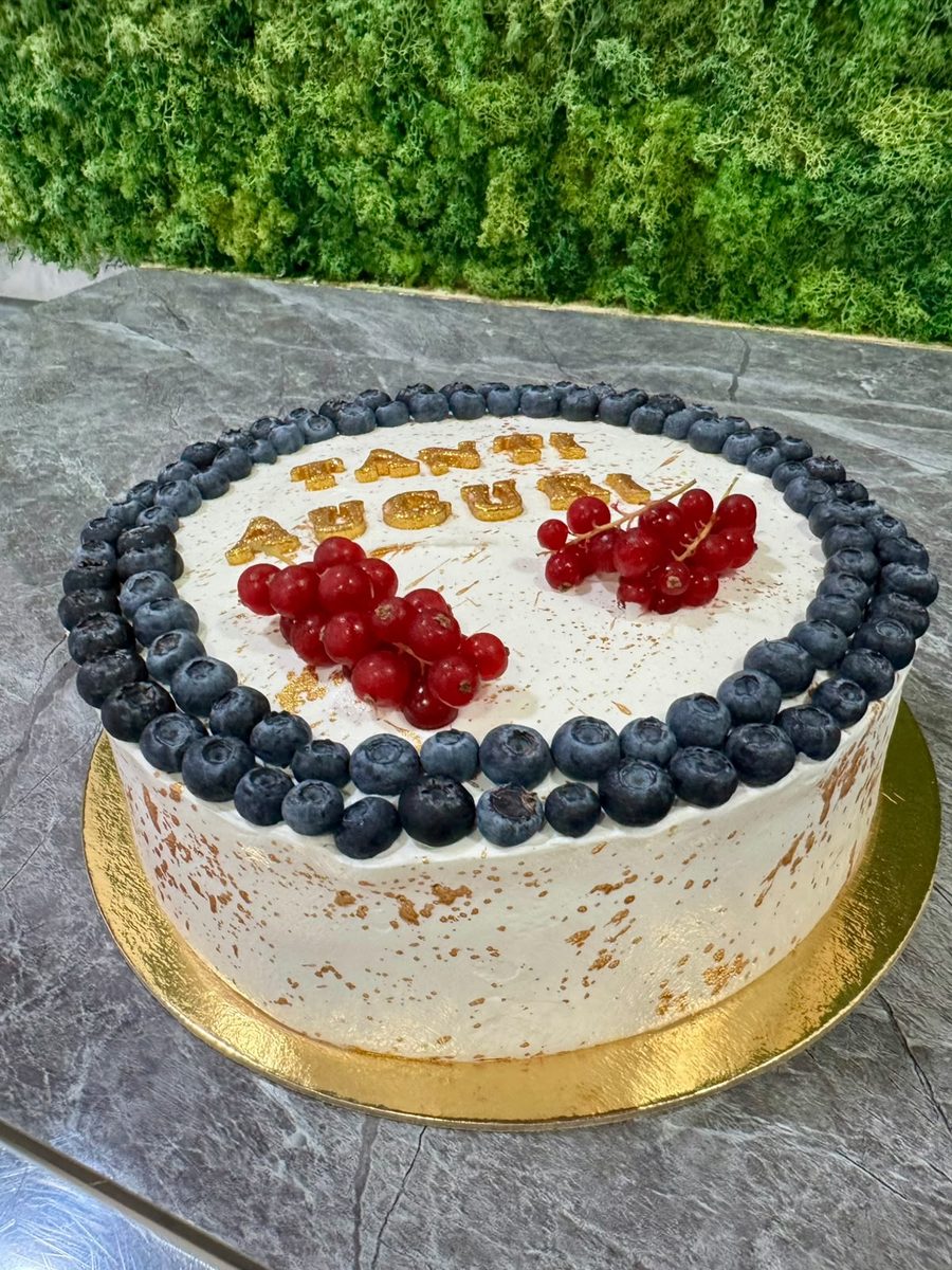Torta Tanti auguri con mirtilli e ribes