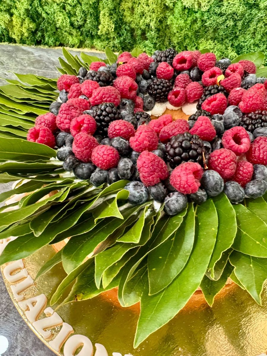 Torta di laurea con corona di alloro e frutti di bosco