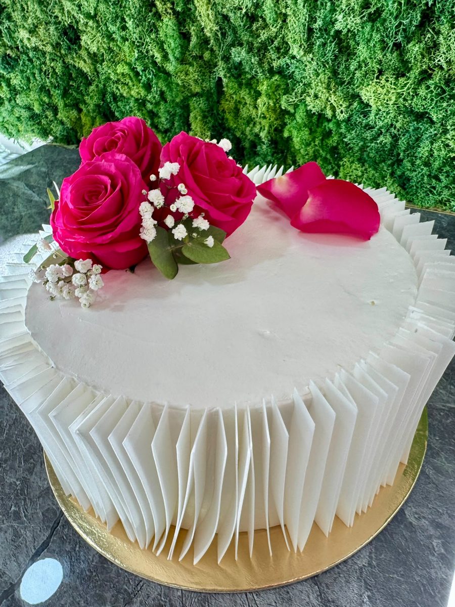 Torta plissettata bianca con rose fucsia