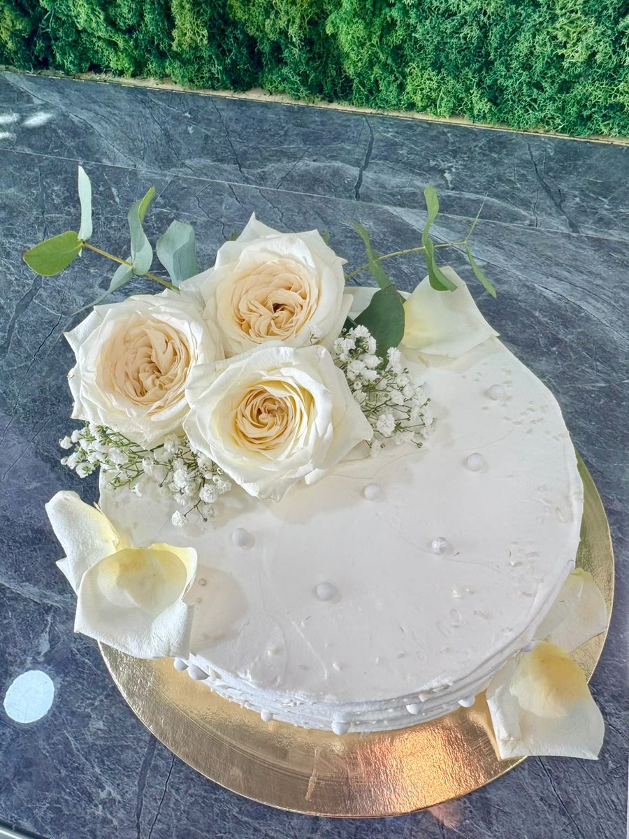 Torta bianca elegante con rose bianche