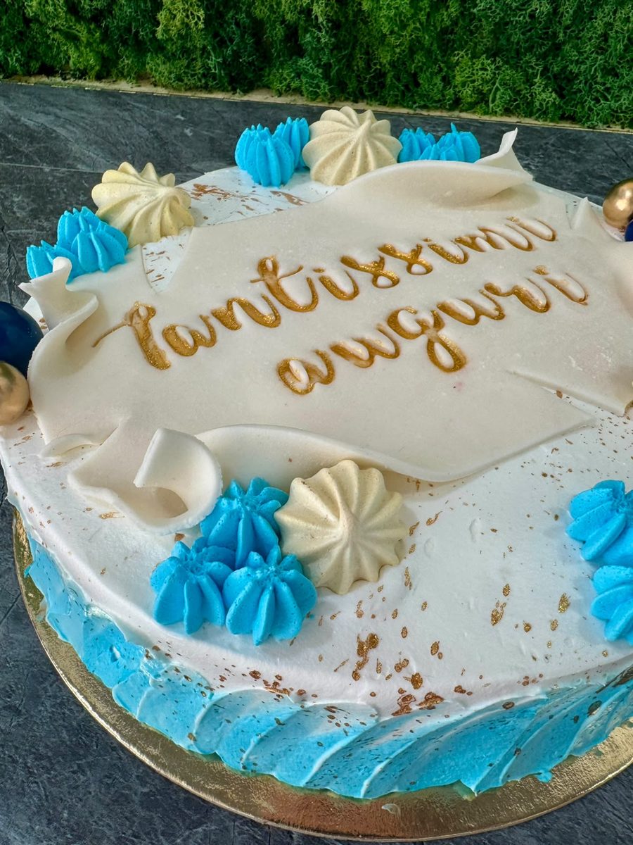 Torta Tantissimi auguri azzurra